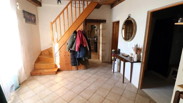 Belle maison en pierre dans un hameau paisible