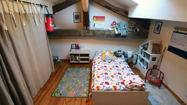 Belle maison en pierre dans un hameau paisible