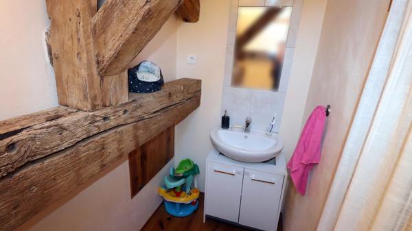 Belle maison en pierre dans un hameau paisible