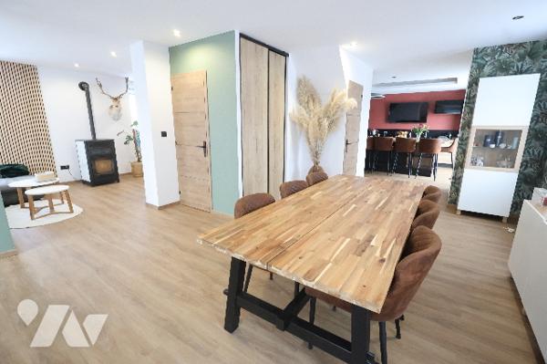 Posez vos meubles dans cette superbe maison entièrement rénovée, 5 chambres, bureau, garage, jardin.