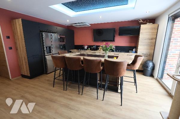 Posez vos meubles dans cette superbe maison entièrement rénovée, 5 chambres, bureau, garage, jardin.