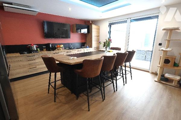 Posez vos meubles dans cette superbe maison entièrement rénovée, 5 chambres, bureau, garage, jardin.