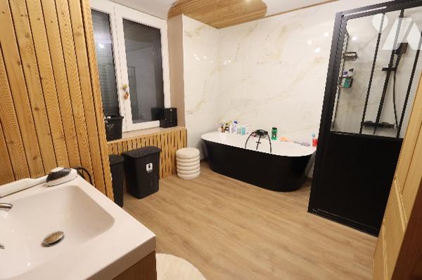 Posez vos meubles dans cette superbe maison entièrement rénovée, 5 chambres, bureau, garage, jardin.