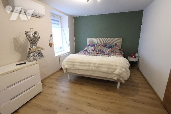 Posez vos meubles dans cette superbe maison entièrement rénovée, 5 chambres, bureau, garage, jardin.