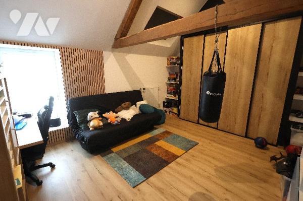 Posez vos meubles dans cette superbe maison entièrement rénovée, 5 chambres, bureau, garage, jardin.