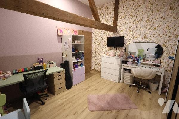 Posez vos meubles dans cette superbe maison entièrement rénovée, 5 chambres, bureau, garage, jardin.