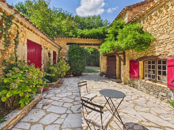 Propriété en pierre d’exception chargée d’histoire avec vues panoramiques sur le Château de Bonaguil