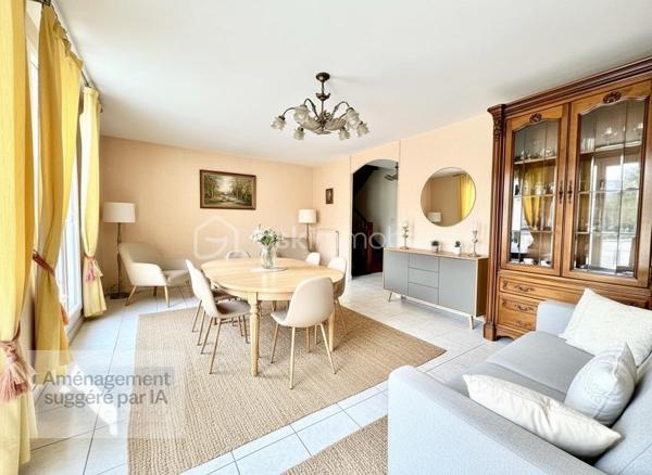 Découvrez ce triplex fonctionnelle de 126 m² sur 3 niveaux, dans un quartier calme et prisé d’Aulnay-sous-Bois. Idéal pour une famille ou un investisseur (colocation), il allie volumes généreux, multiples espaces nuit et excellente desserte transports.
Répartition des espaces
Rez-de-chaussée :
	•	Entrée avec rangements.
	•	Cuisine indépendante ouvrant sur véranda lumineuse.
	•	Grande salle à manger traversante.
1er étage :
	•	Salon/séjour spacieux et lumineux.
	•	1 chambre.
	•	Salle d’eau + WC.
2ème étage :
	•	3 chambres (dont 1 avec salle de bains privative).
	•	Salle d’eau supplémentaire + WC indépendant.

Extérieur et commodités
	•	Jardin privatif pour détente et repas extérieurs.
	•	Véranda polyvalente (bureau, salon d’hiver).
	•	Garage pour 1 véhicule + stationnement extérieur.
Atouts majeurs
	•	4 vraies chambres + potentiel bureau (5ème espace nuit).
	•	3 salles d’eau pour confort optimal (famille recomposée ou colocation).
	•	Proche commodités : bus à 3 min, RER B / SNCF / Tram T4 à 10-15 min. Accès Paris en 25 min.
	•	Quartier résidentiel, sans nuisance, à 2 pas des écoles et commerces.
Parfait pour familles actives ou investisseurs locatifs (loyer potentiel élevé grâce à la config).