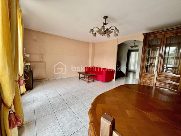 Découvrez ce triplex fonctionnelle de 126 m² sur 3 niveaux, dans un quartier calme et prisé d’Aulnay-sous-Bois. Idéal pour une famille ou un investisseur (colocation), il allie volumes généreux, multiples espaces nuit et excellente desserte transports.
Répartition des espaces
Rez-de-chaussée :
	•	Entrée avec rangements.
	•	Cuisine indépendante ouvrant sur véranda lumineuse.
	•	Grande salle à manger traversante.
1er étage :
	•	Salon/séjour spacieux et lumineux.
	•	1 chambre.
	•	Salle d’eau + WC.
2ème étage :
	•	3 chambres (dont 1 avec salle de bains privative).
	•	Salle d’eau supplémentaire + WC indépendant.

Extérieur et commodités
	•	Jardin privatif pour détente et repas extérieurs.
	•	Véranda polyvalente (bureau, salon d’hiver).
	•	Garage pour 1 véhicule + stationnement extérieur.
Atouts majeurs
	•	4 vraies chambres + potentiel bureau (5ème espace nuit).
	•	3 salles d’eau pour confort optimal (famille recomposée ou colocation).
	•	Proche commodités : bus à 3 min, RER B / SNCF / Tram T4 à 10-15 min. Accès Paris en 25 min.
	•	Quartier résidentiel, sans nuisance, à 2 pas des écoles et commerces.
Parfait pour familles actives ou investisseurs locatifs (loyer potentiel élevé grâce à la config).