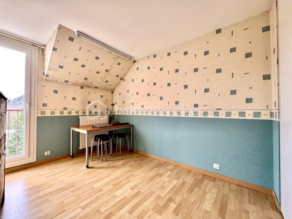 Découvrez ce triplex fonctionnelle de 126 m² sur 3 niveaux, dans un quartier calme et prisé d’Aulnay-sous-Bois. Idéal pour une famille ou un investisseur (colocation), il allie volumes généreux, multiples espaces nuit et excellente desserte transports.
Répartition des espaces
Rez-de-chaussée :
	•	Entrée avec rangements.
	•	Cuisine indépendante ouvrant sur véranda lumineuse.
	•	Grande salle à manger traversante.
1er étage :
	•	Salon/séjour spacieux et lumineux.
	•	1 chambre.
	•	Salle d’eau + WC.
2ème étage :
	•	3 chambres (dont 1 avec salle de bains privative).
	•	Salle d’eau supplémentaire + WC indépendant.

Extérieur et commodités
	•	Jardin privatif pour détente et repas extérieurs.
	•	Véranda polyvalente (bureau, salon d’hiver).
	•	Garage pour 1 véhicule + stationnement extérieur.
Atouts majeurs
	•	4 vraies chambres + potentiel bureau (5ème espace nuit).
	•	3 salles d’eau pour confort optimal (famille recomposée ou colocation).
	•	Proche commodités : bus à 3 min, RER B / SNCF / Tram T4 à 10-15 min. Accès Paris en 25 min.
	•	Quartier résidentiel, sans nuisance, à 2 pas des écoles et commerces.
Parfait pour familles actives ou investisseurs locatifs (loyer potentiel élevé grâce à la config).