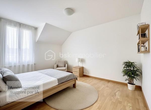 Découvrez ce triplex fonctionnelle de 126 m² sur 3 niveaux, dans un quartier calme et prisé d’Aulnay-sous-Bois. Idéal pour une famille ou un investisseur (colocation), il allie volumes généreux, multiples espaces nuit et excellente desserte transports.
Répartition des espaces
Rez-de-chaussée :
	•	Entrée avec rangements.
	•	Cuisine indépendante ouvrant sur véranda lumineuse.
	•	Grande salle à manger traversante.
1er étage :
	•	Salon/séjour spacieux et lumineux.
	•	1 chambre.
	•	Salle d’eau + WC.
2ème étage :
	•	3 chambres (dont 1 avec salle de bains privative).
	•	Salle d’eau supplémentaire + WC indépendant.

Extérieur et commodités
	•	Jardin privatif pour détente et repas extérieurs.
	•	Véranda polyvalente (bureau, salon d’hiver).
	•	Garage pour 1 véhicule + stationnement extérieur.
Atouts majeurs
	•	4 vraies chambres + potentiel bureau (5ème espace nuit).
	•	3 salles d’eau pour confort optimal (famille recomposée ou colocation).
	•	Proche commodités : bus à 3 min, RER B / SNCF / Tram T4 à 10-15 min. Accès Paris en 25 min.
	•	Quartier résidentiel, sans nuisance, à 2 pas des écoles et commerces.
Parfait pour familles actives ou investisseurs locatifs (loyer potentiel élevé grâce à la config).