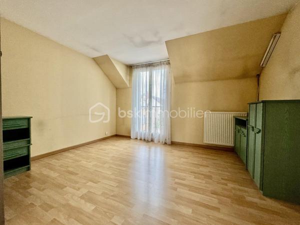 Découvrez ce triplex fonctionnelle de 126 m² sur 3 niveaux, dans un quartier calme et prisé d’Aulnay-sous-Bois. Idéal pour une famille ou un investisseur (colocation), il allie volumes généreux, multiples espaces nuit et excellente desserte transports.
Répartition des espaces
Rez-de-chaussée :
	•	Entrée avec rangements.
	•	Cuisine indépendante ouvrant sur véranda lumineuse.
	•	Grande salle à manger traversante.
1er étage :
	•	Salon/séjour spacieux et lumineux.
	•	1 chambre.
	•	Salle d’eau + WC.
2ème étage :
	•	3 chambres (dont 1 avec salle de bains privative).
	•	Salle d’eau supplémentaire + WC indépendant.

Extérieur et commodités
	•	Jardin privatif pour détente et repas extérieurs.
	•	Véranda polyvalente (bureau, salon d’hiver).
	•	Garage pour 1 véhicule + stationnement extérieur.
Atouts majeurs
	•	4 vraies chambres + potentiel bureau (5ème espace nuit).
	•	3 salles d’eau pour confort optimal (famille recomposée ou colocation).
	•	Proche commodités : bus à 3 min, RER B / SNCF / Tram T4 à 10-15 min. Accès Paris en 25 min.
	•	Quartier résidentiel, sans nuisance, à 2 pas des écoles et commerces.
Parfait pour familles actives ou investisseurs locatifs (loyer potentiel élevé grâce à la config).