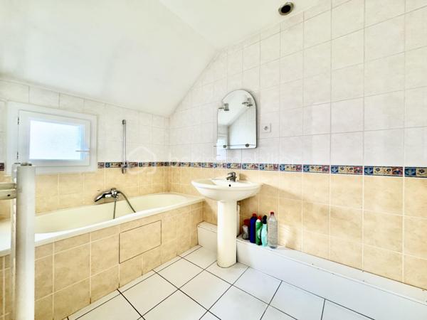 Découvrez ce triplex fonctionnelle de 126 m² sur 3 niveaux, dans un quartier calme et prisé d’Aulnay-sous-Bois. Idéal pour une famille ou un investisseur (colocation), il allie volumes généreux, multiples espaces nuit et excellente desserte transports.
Répartition des espaces
Rez-de-chaussée :
	•	Entrée avec rangements.
	•	Cuisine indépendante ouvrant sur véranda lumineuse.
	•	Grande salle à manger traversante.
1er étage :
	•	Salon/séjour spacieux et lumineux.
	•	1 chambre.
	•	Salle d’eau + WC.
2ème étage :
	•	3 chambres (dont 1 avec salle de bains privative).
	•	Salle d’eau supplémentaire + WC indépendant.

Extérieur et commodités
	•	Jardin privatif pour détente et repas extérieurs.
	•	Véranda polyvalente (bureau, salon d’hiver).
	•	Garage pour 1 véhicule + stationnement extérieur.
Atouts majeurs
	•	4 vraies chambres + potentiel bureau (5ème espace nuit).
	•	3 salles d’eau pour confort optimal (famille recomposée ou colocation).
	•	Proche commodités : bus à 3 min, RER B / SNCF / Tram T4 à 10-15 min. Accès Paris en 25 min.
	•	Quartier résidentiel, sans nuisance, à 2 pas des écoles et commerces.
Parfait pour familles actives ou investisseurs locatifs (loyer potentiel élevé grâce à la config).