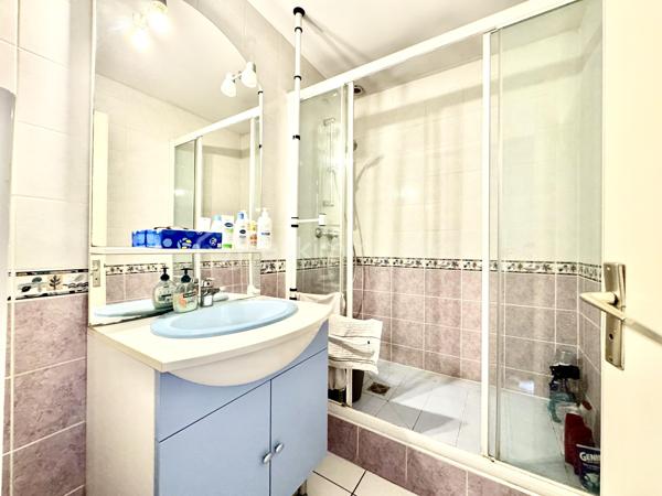 Découvrez ce triplex fonctionnelle de 126 m² sur 3 niveaux, dans un quartier calme et prisé d’Aulnay-sous-Bois. Idéal pour une famille ou un investisseur (colocation), il allie volumes généreux, multiples espaces nuit et excellente desserte transports.
Répartition des espaces
Rez-de-chaussée :
	•	Entrée avec rangements.
	•	Cuisine indépendante ouvrant sur véranda lumineuse.
	•	Grande salle à manger traversante.
1er étage :
	•	Salon/séjour spacieux et lumineux.
	•	1 chambre.
	•	Salle d’eau + WC.
2ème étage :
	•	3 chambres (dont 1 avec salle de bains privative).
	•	Salle d’eau supplémentaire + WC indépendant.

Extérieur et commodités
	•	Jardin privatif pour détente et repas extérieurs.
	•	Véranda polyvalente (bureau, salon d’hiver).
	•	Garage pour 1 véhicule + stationnement extérieur.
Atouts majeurs
	•	4 vraies chambres + potentiel bureau (5ème espace nuit).
	•	3 salles d’eau pour confort optimal (famille recomposée ou colocation).
	•	Proche commodités : bus à 3 min, RER B / SNCF / Tram T4 à 10-15 min. Accès Paris en 25 min.
	•	Quartier résidentiel, sans nuisance, à 2 pas des écoles et commerces.
Parfait pour familles actives ou investisseurs locatifs (loyer potentiel élevé grâce à la config).