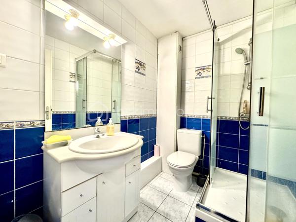 Découvrez ce triplex fonctionnelle de 126 m² sur 3 niveaux, dans un quartier calme et prisé d’Aulnay-sous-Bois. Idéal pour une famille ou un investisseur (colocation), il allie volumes généreux, multiples espaces nuit et excellente desserte transports.
Répartition des espaces
Rez-de-chaussée :
	•	Entrée avec rangements.
	•	Cuisine indépendante ouvrant sur véranda lumineuse.
	•	Grande salle à manger traversante.
1er étage :
	•	Salon/séjour spacieux et lumineux.
	•	1 chambre.
	•	Salle d’eau + WC.
2ème étage :
	•	3 chambres (dont 1 avec salle de bains privative).
	•	Salle d’eau supplémentaire + WC indépendant.

Extérieur et commodités
	•	Jardin privatif pour détente et repas extérieurs.
	•	Véranda polyvalente (bureau, salon d’hiver).
	•	Garage pour 1 véhicule + stationnement extérieur.
Atouts majeurs
	•	4 vraies chambres + potentiel bureau (5ème espace nuit).
	•	3 salles d’eau pour confort optimal (famille recomposée ou colocation).
	•	Proche commodités : bus à 3 min, RER B / SNCF / Tram T4 à 10-15 min. Accès Paris en 25 min.
	•	Quartier résidentiel, sans nuisance, à 2 pas des écoles et commerces.
Parfait pour familles actives ou investisseurs locatifs (loyer potentiel élevé grâce à la config).