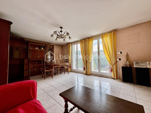 Découvrez ce triplex fonctionnelle de 126 m² sur 3 niveaux, dans un quartier calme et prisé d’Aulnay-sous-Bois. Idéal pour une famille ou un investisseur (colocation), il allie volumes généreux, multiples espaces nuit et excellente desserte transports.
Répartition des espaces
Rez-de-chaussée :
	•	Entrée avec rangements.
	•	Cuisine indépendante ouvrant sur véranda lumineuse.
	•	Grande salle à manger traversante.
1er étage :
	•	Salon/séjour spacieux et lumineux.
	•	1 chambre.
	•	Salle d’eau + WC.
2ème étage :
	•	3 chambres (dont 1 avec salle de bains privative).
	•	Salle d’eau supplémentaire + WC indépendant.

Extérieur et commodités
	•	Jardin privatif pour détente et repas extérieurs.
	•	Véranda polyvalente (bureau, salon d’hiver).
	•	Garage pour 1 véhicule + stationnement extérieur.
Atouts majeurs
	•	4 vraies chambres + potentiel bureau (5ème espace nuit).
	•	3 salles d’eau pour confort optimal (famille recomposée ou colocation).
	•	Proche commodités : bus à 3 min, RER B / SNCF / Tram T4 à 10-15 min. Accès Paris en 25 min.
	•	Quartier résidentiel, sans nuisance, à 2 pas des écoles et commerces.
Parfait pour familles actives ou investisseurs locatifs (loyer potentiel élevé grâce à la config).