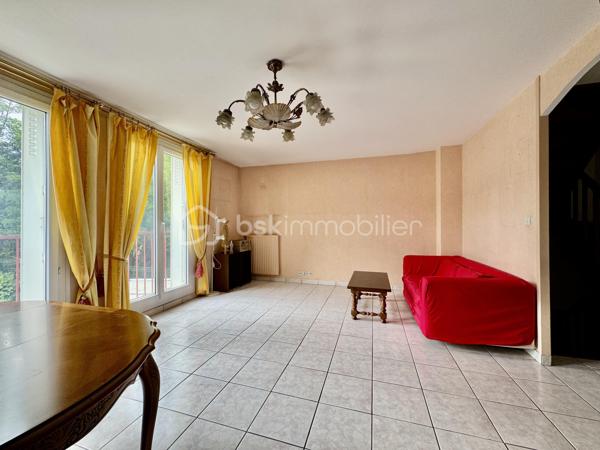 Découvrez ce triplex fonctionnelle de 126 m² sur 3 niveaux, dans un quartier calme et prisé d’Aulnay-sous-Bois. Idéal pour une famille ou un investisseur (colocation), il allie volumes généreux, multiples espaces nuit et excellente desserte transports.
Répartition des espaces
Rez-de-chaussée :
	•	Entrée avec rangements.
	•	Cuisine indépendante ouvrant sur véranda lumineuse.
	•	Grande salle à manger traversante.
1er étage :
	•	Salon/séjour spacieux et lumineux.
	•	1 chambre.
	•	Salle d’eau + WC.
2ème étage :
	•	3 chambres (dont 1 avec salle de bains privative).
	•	Salle d’eau supplémentaire + WC indépendant.

Extérieur et commodités
	•	Jardin privatif pour détente et repas extérieurs.
	•	Véranda polyvalente (bureau, salon d’hiver).
	•	Garage pour 1 véhicule + stationnement extérieur.
Atouts majeurs
	•	4 vraies chambres + potentiel bureau (5ème espace nuit).
	•	3 salles d’eau pour confort optimal (famille recomposée ou colocation).
	•	Proche commodités : bus à 3 min, RER B / SNCF / Tram T4 à 10-15 min. Accès Paris en 25 min.
	•	Quartier résidentiel, sans nuisance, à 2 pas des écoles et commerces.
Parfait pour familles actives ou investisseurs locatifs (loyer potentiel élevé grâce à la config).