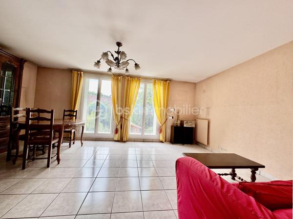 Découvrez ce triplex fonctionnelle de 126 m² sur 3 niveaux, dans un quartier calme et prisé d’Aulnay-sous-Bois. Idéal pour une famille ou un investisseur (colocation), il allie volumes généreux, multiples espaces nuit et excellente desserte transports.
Répartition des espaces
Rez-de-chaussée :
	•	Entrée avec rangements.
	•	Cuisine indépendante ouvrant sur véranda lumineuse.
	•	Grande salle à manger traversante.
1er étage :
	•	Salon/séjour spacieux et lumineux.
	•	1 chambre.
	•	Salle d’eau + WC.
2ème étage :
	•	3 chambres (dont 1 avec salle de bains privative).
	•	Salle d’eau supplémentaire + WC indépendant.

Extérieur et commodités
	•	Jardin privatif pour détente et repas extérieurs.
	•	Véranda polyvalente (bureau, salon d’hiver).
	•	Garage pour 1 véhicule + stationnement extérieur.
Atouts majeurs
	•	4 vraies chambres + potentiel bureau (5ème espace nuit).
	•	3 salles d’eau pour confort optimal (famille recomposée ou colocation).
	•	Proche commodités : bus à 3 min, RER B / SNCF / Tram T4 à 10-15 min. Accès Paris en 25 min.
	•	Quartier résidentiel, sans nuisance, à 2 pas des écoles et commerces.
Parfait pour familles actives ou investisseurs locatifs (loyer potentiel élevé grâce à la config).