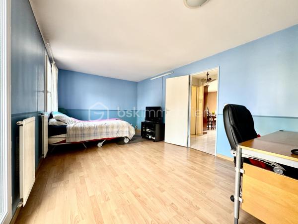 Découvrez ce triplex fonctionnelle de 126 m² sur 3 niveaux, dans un quartier calme et prisé d’Aulnay-sous-Bois. Idéal pour une famille ou un investisseur (colocation), il allie volumes généreux, multiples espaces nuit et excellente desserte transports.
Répartition des espaces
Rez-de-chaussée :
	•	Entrée avec rangements.
	•	Cuisine indépendante ouvrant sur véranda lumineuse.
	•	Grande salle à manger traversante.
1er étage :
	•	Salon/séjour spacieux et lumineux.
	•	1 chambre.
	•	Salle d’eau + WC.
2ème étage :
	•	3 chambres (dont 1 avec salle de bains privative).
	•	Salle d’eau supplémentaire + WC indépendant.

Extérieur et commodités
	•	Jardin privatif pour détente et repas extérieurs.
	•	Véranda polyvalente (bureau, salon d’hiver).
	•	Garage pour 1 véhicule + stationnement extérieur.
Atouts majeurs
	•	4 vraies chambres + potentiel bureau (5ème espace nuit).
	•	3 salles d’eau pour confort optimal (famille recomposée ou colocation).
	•	Proche commodités : bus à 3 min, RER B / SNCF / Tram T4 à 10-15 min. Accès Paris en 25 min.
	•	Quartier résidentiel, sans nuisance, à 2 pas des écoles et commerces.
Parfait pour familles actives ou investisseurs locatifs (loyer potentiel élevé grâce à la config).