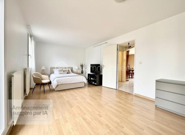 Découvrez ce triplex fonctionnelle de 126 m² sur 3 niveaux, dans un quartier calme et prisé d’Aulnay-sous-Bois. Idéal pour une famille ou un investisseur (colocation), il allie volumes généreux, multiples espaces nuit et excellente desserte transports.
Répartition des espaces
Rez-de-chaussée :
	•	Entrée avec rangements.
	•	Cuisine indépendante ouvrant sur véranda lumineuse.
	•	Grande salle à manger traversante.
1er étage :
	•	Salon/séjour spacieux et lumineux.
	•	1 chambre.
	•	Salle d’eau + WC.
2ème étage :
	•	3 chambres (dont 1 avec salle de bains privative).
	•	Salle d’eau supplémentaire + WC indépendant.

Extérieur et commodités
	•	Jardin privatif pour détente et repas extérieurs.
	•	Véranda polyvalente (bureau, salon d’hiver).
	•	Garage pour 1 véhicule + stationnement extérieur.
Atouts majeurs
	•	4 vraies chambres + potentiel bureau (5ème espace nuit).
	•	3 salles d’eau pour confort optimal (famille recomposée ou colocation).
	•	Proche commodités : bus à 3 min, RER B / SNCF / Tram T4 à 10-15 min. Accès Paris en 25 min.
	•	Quartier résidentiel, sans nuisance, à 2 pas des écoles et commerces.
Parfait pour familles actives ou investisseurs locatifs (loyer potentiel élevé grâce à la config).