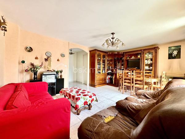 Découvrez ce triplex fonctionnelle de 126 m² sur 3 niveaux, dans un quartier calme et prisé d’Aulnay-sous-Bois. Idéal pour une famille ou un investisseur (colocation), il allie volumes généreux, multiples espaces nuit et excellente desserte transports.
Répartition des espaces
Rez-de-chaussée :
	•	Entrée avec rangements.
	•	Cuisine indépendante ouvrant sur véranda lumineuse.
	•	Grande salle à manger traversante.
1er étage :
	•	Salon/séjour spacieux et lumineux.
	•	1 chambre.
	•	Salle d’eau + WC.
2ème étage :
	•	3 chambres (dont 1 avec salle de bains privative).
	•	Salle d’eau supplémentaire + WC indépendant.

Extérieur et commodités
	•	Jardin privatif pour détente et repas extérieurs.
	•	Véranda polyvalente (bureau, salon d’hiver).
	•	Garage pour 1 véhicule + stationnement extérieur.
Atouts majeurs
	•	4 vraies chambres + potentiel bureau (5ème espace nuit).
	•	3 salles d’eau pour confort optimal (famille recomposée ou colocation).
	•	Proche commodités : bus à 3 min, RER B / SNCF / Tram T4 à 10-15 min. Accès Paris en 25 min.
	•	Quartier résidentiel, sans nuisance, à 2 pas des écoles et commerces.
Parfait pour familles actives ou investisseurs locatifs (loyer potentiel élevé grâce à la config).