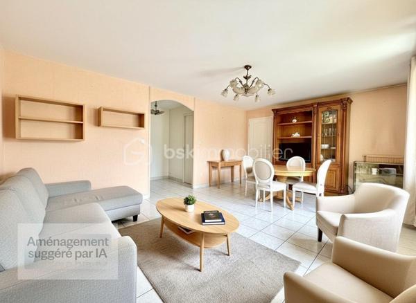 Découvrez ce triplex fonctionnelle de 126 m² sur 3 niveaux, dans un quartier calme et prisé d’Aulnay-sous-Bois. Idéal pour une famille ou un investisseur (colocation), il allie volumes généreux, multiples espaces nuit et excellente desserte transports.
Répartition des espaces
Rez-de-chaussée :
	•	Entrée avec rangements.
	•	Cuisine indépendante ouvrant sur véranda lumineuse.
	•	Grande salle à manger traversante.
1er étage :
	•	Salon/séjour spacieux et lumineux.
	•	1 chambre.
	•	Salle d’eau + WC.
2ème étage :
	•	3 chambres (dont 1 avec salle de bains privative).
	•	Salle d’eau supplémentaire + WC indépendant.

Extérieur et commodités
	•	Jardin privatif pour détente et repas extérieurs.
	•	Véranda polyvalente (bureau, salon d’hiver).
	•	Garage pour 1 véhicule + stationnement extérieur.
Atouts majeurs
	•	4 vraies chambres + potentiel bureau (5ème espace nuit).
	•	3 salles d’eau pour confort optimal (famille recomposée ou colocation).
	•	Proche commodités : bus à 3 min, RER B / SNCF / Tram T4 à 10-15 min. Accès Paris en 25 min.
	•	Quartier résidentiel, sans nuisance, à 2 pas des écoles et commerces.
Parfait pour familles actives ou investisseurs locatifs (loyer potentiel élevé grâce à la config).