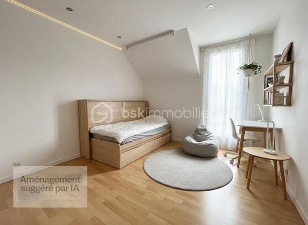 Découvrez ce triplex fonctionnelle de 126 m² sur 3 niveaux, dans un quartier calme et prisé d’Aulnay-sous-Bois. Idéal pour une famille ou un investisseur (colocation), il allie volumes généreux, multiples espaces nuit et excellente desserte transports.
Répartition des espaces
Rez-de-chaussée :
	•	Entrée avec rangements.
	•	Cuisine indépendante ouvrant sur véranda lumineuse.
	•	Grande salle à manger traversante.
1er étage :
	•	Salon/séjour spacieux et lumineux.
	•	1 chambre.
	•	Salle d’eau + WC.
2ème étage :
	•	3 chambres (dont 1 avec salle de bains privative).
	•	Salle d’eau supplémentaire + WC indépendant.

Extérieur et commodités
	•	Jardin privatif pour détente et repas extérieurs.
	•	Véranda polyvalente (bureau, salon d’hiver).
	•	Garage pour 1 véhicule + stationnement extérieur.
Atouts majeurs
	•	4 vraies chambres + potentiel bureau (5ème espace nuit).
	•	3 salles d’eau pour confort optimal (famille recomposée ou colocation).
	•	Proche commodités : bus à 3 min, RER B / SNCF / Tram T4 à 10-15 min. Accès Paris en 25 min.
	•	Quartier résidentiel, sans nuisance, à 2 pas des écoles et commerces.
Parfait pour familles actives ou investisseurs locatifs (loyer potentiel élevé grâce à la config).