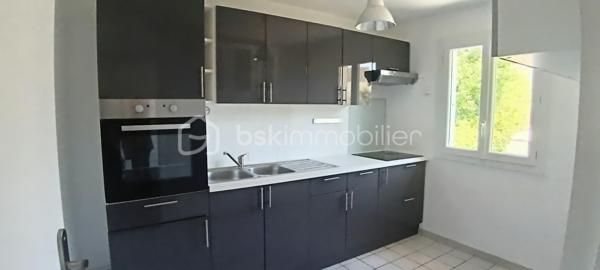Dans une petite résidence trés bien entretenue et sans travaux, proche de toutes les commodités, venez découvrir ce trés beau duplex de 68m2 situé au deuxième et dernier étage.

Une belle entrée vous conduira à un beau salon spacieux orienté est et à sa cuisine équipée et aménagée; l'appartement donnant sur la cour de la résidence, vous serez au calme. 
Au même niveau vous trouverez une salle de bain avec baignoire et des wc indépendants.
A l'étage  deux belles chambres vous attendent pour des nuits au calme.
Vous pourrez garer votre voiture dans un box fermé au sein de la résidence.
L'appartement est en trés bon état et ne nécessite aucun travaux.
La résidence est trés bien sécurisée avec digicode et interphone. Aucun travaux de copropriété.
Le plus, un syndic bénévole.

L'emplacement du duplex est trés stratégique et vous procurera un quotidien au calme mais proche de toutes les commodités:
- gare de Tournan-en-Brie à 10mn à pieds. Les ligne P et E vous mèneront à Paris en 30mn
- école élémentaire Odette Marteau à 4mn à pieds
- restaurants, commerces et administrations à proximité immédiate.

Ce duplex est fait pour vous; ne passez pas à côté et contactez-moi vite pour une visite!

Proposition d'aménagement intérieur suggéré par l'IA.
