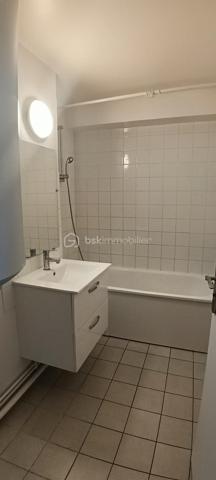 Dans une petite résidence trés bien entretenue et sans travaux, proche de toutes les commodités, venez découvrir ce trés beau duplex de 68m2 situé au deuxième et dernier étage.

Une belle entrée vous conduira à un beau salon spacieux orienté est et à sa cuisine équipée et aménagée; l'appartement donnant sur la cour de la résidence, vous serez au calme. 
Au même niveau vous trouverez une salle de bain avec baignoire et des wc indépendants.
A l'étage  deux belles chambres vous attendent pour des nuits au calme.
Vous pourrez garer votre voiture dans un box fermé au sein de la résidence.
L'appartement est en trés bon état et ne nécessite aucun travaux.
La résidence est trés bien sécurisée avec digicode et interphone. Aucun travaux de copropriété.
Le plus, un syndic bénévole.

L'emplacement du duplex est trés stratégique et vous procurera un quotidien au calme mais proche de toutes les commodités:
- gare de Tournan-en-Brie à 10mn à pieds. Les ligne P et E vous mèneront à Paris en 30mn
- école élémentaire Odette Marteau à 4mn à pieds
- restaurants, commerces et administrations à proximité immédiate.

Ce duplex est fait pour vous; ne passez pas à côté et contactez-moi vite pour une visite!

Proposition d'aménagement intérieur suggéré par l'IA.