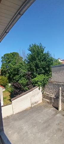 Dans une petite résidence trés bien entretenue et sans travaux, proche de toutes les commodités, venez découvrir ce trés beau duplex de 68m2 situé au deuxième et dernier étage.

Une belle entrée vous conduira à un beau salon spacieux orienté est et à sa cuisine équipée et aménagée; l'appartement donnant sur la cour de la résidence, vous serez au calme. 
Au même niveau vous trouverez une salle de bain avec baignoire et des wc indépendants.
A l'étage  deux belles chambres vous attendent pour des nuits au calme.
Vous pourrez garer votre voiture dans un box fermé au sein de la résidence.
L'appartement est en trés bon état et ne nécessite aucun travaux.
La résidence est trés bien sécurisée avec digicode et interphone. Aucun travaux de copropriété.
Le plus, un syndic bénévole.

L'emplacement du duplex est trés stratégique et vous procurera un quotidien au calme mais proche de toutes les commodités:
- gare de Tournan-en-Brie à 10mn à pieds. Les ligne P et E vous mèneront à Paris en 30mn
- école élémentaire Odette Marteau à 4mn à pieds
- restaurants, commerces et administrations à proximité immédiate.

Ce duplex est fait pour vous; ne passez pas à côté et contactez-moi vite pour une visite!

Proposition d'aménagement intérieur suggéré par l'IA.