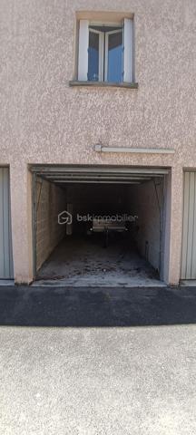 Dans une petite résidence trés bien entretenue et sans travaux, proche de toutes les commodités, venez découvrir ce trés beau duplex de 68m2 situé au deuxième et dernier étage.

Une belle entrée vous conduira à un beau salon spacieux orienté est et à sa cuisine équipée et aménagée; l'appartement donnant sur la cour de la résidence, vous serez au calme. 
Au même niveau vous trouverez une salle de bain avec baignoire et des wc indépendants.
A l'étage  deux belles chambres vous attendent pour des nuits au calme.
Vous pourrez garer votre voiture dans un box fermé au sein de la résidence.
L'appartement est en trés bon état et ne nécessite aucun travaux.
La résidence est trés bien sécurisée avec digicode et interphone. Aucun travaux de copropriété.
Le plus, un syndic bénévole.

L'emplacement du duplex est trés stratégique et vous procurera un quotidien au calme mais proche de toutes les commodités:
- gare de Tournan-en-Brie à 10mn à pieds. Les ligne P et E vous mèneront à Paris en 30mn
- école élémentaire Odette Marteau à 4mn à pieds
- restaurants, commerces et administrations à proximité immédiate.

Ce duplex est fait pour vous; ne passez pas à côté et contactez-moi vite pour une visite!

Proposition d'aménagement intérieur suggéré par l'IA.