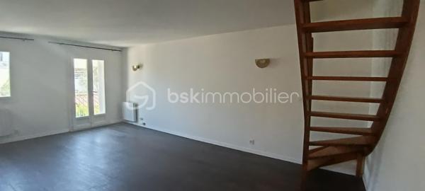Dans une petite résidence trés bien entretenue et sans travaux, proche de toutes les commodités, venez découvrir ce trés beau duplex de 68m2 situé au deuxième et dernier étage.

Une belle entrée vous conduira à un beau salon spacieux orienté est et à sa cuisine équipée et aménagée; l'appartement donnant sur la cour de la résidence, vous serez au calme. 
Au même niveau vous trouverez une salle de bain avec baignoire et des wc indépendants.
A l'étage  deux belles chambres vous attendent pour des nuits au calme.
Vous pourrez garer votre voiture dans un box fermé au sein de la résidence.
L'appartement est en trés bon état et ne nécessite aucun travaux.
La résidence est trés bien sécurisée avec digicode et interphone. Aucun travaux de copropriété.
Le plus, un syndic bénévole.

L'emplacement du duplex est trés stratégique et vous procurera un quotidien au calme mais proche de toutes les commodités:
- gare de Tournan-en-Brie à 10mn à pieds. Les ligne P et E vous mèneront à Paris en 30mn
- école élémentaire Odette Marteau à 4mn à pieds
- restaurants, commerces et administrations à proximité immédiate.

Ce duplex est fait pour vous; ne passez pas à côté et contactez-moi vite pour une visite!

Proposition d'aménagement intérieur suggéré par l'IA.