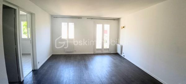 Dans une petite résidence trés bien entretenue et sans travaux, proche de toutes les commodités, venez découvrir ce trés beau duplex de 68m2 situé au deuxième et dernier étage.

Une belle entrée vous conduira à un beau salon spacieux orienté est et à sa cuisine équipée et aménagée; l'appartement donnant sur la cour de la résidence, vous serez au calme. 
Au même niveau vous trouverez une salle de bain avec baignoire et des wc indépendants.
A l'étage  deux belles chambres vous attendent pour des nuits au calme.
Vous pourrez garer votre voiture dans un box fermé au sein de la résidence.
L'appartement est en trés bon état et ne nécessite aucun travaux.
La résidence est trés bien sécurisée avec digicode et interphone. Aucun travaux de copropriété.
Le plus, un syndic bénévole.

L'emplacement du duplex est trés stratégique et vous procurera un quotidien au calme mais proche de toutes les commodités:
- gare de Tournan-en-Brie à 10mn à pieds. Les ligne P et E vous mèneront à Paris en 30mn
- école élémentaire Odette Marteau à 4mn à pieds
- restaurants, commerces et administrations à proximité immédiate.

Ce duplex est fait pour vous; ne passez pas à côté et contactez-moi vite pour une visite!

Proposition d'aménagement intérieur suggéré par l'IA.