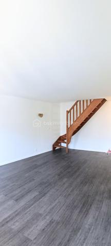 Dans une petite résidence trés bien entretenue et sans travaux, proche de toutes les commodités, venez découvrir ce trés beau duplex de 68m2 situé au deuxième et dernier étage.

Une belle entrée vous conduira à un beau salon spacieux orienté est et à sa cuisine équipée et aménagée; l'appartement donnant sur la cour de la résidence, vous serez au calme. 
Au même niveau vous trouverez une salle de bain avec baignoire et des wc indépendants.
A l'étage  deux belles chambres vous attendent pour des nuits au calme.
Vous pourrez garer votre voiture dans un box fermé au sein de la résidence.
L'appartement est en trés bon état et ne nécessite aucun travaux.
La résidence est trés bien sécurisée avec digicode et interphone. Aucun travaux de copropriété.
Le plus, un syndic bénévole.

L'emplacement du duplex est trés stratégique et vous procurera un quotidien au calme mais proche de toutes les commodités:
- gare de Tournan-en-Brie à 10mn à pieds. Les ligne P et E vous mèneront à Paris en 30mn
- école élémentaire Odette Marteau à 4mn à pieds
- restaurants, commerces et administrations à proximité immédiate.

Ce duplex est fait pour vous; ne passez pas à côté et contactez-moi vite pour une visite!

Proposition d'aménagement intérieur suggéré par l'IA.