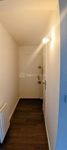 Dans une petite résidence trés bien entretenue et sans travaux, proche de toutes les commodités, venez découvrir ce trés beau duplex de 68m2 situé au deuxième et dernier étage.

Une belle entrée vous conduira à un beau salon spacieux orienté est et à sa cuisine équipée et aménagée; l'appartement donnant sur la cour de la résidence, vous serez au calme. 
Au même niveau vous trouverez une salle de bain avec baignoire et des wc indépendants.
A l'étage  deux belles chambres vous attendent pour des nuits au calme.
Vous pourrez garer votre voiture dans un box fermé au sein de la résidence.
L'appartement est en trés bon état et ne nécessite aucun travaux.
La résidence est trés bien sécurisée avec digicode et interphone. Aucun travaux de copropriété.
Le plus, un syndic bénévole.

L'emplacement du duplex est trés stratégique et vous procurera un quotidien au calme mais proche de toutes les commodités:
- gare de Tournan-en-Brie à 10mn à pieds. Les ligne P et E vous mèneront à Paris en 30mn
- école élémentaire Odette Marteau à 4mn à pieds
- restaurants, commerces et administrations à proximité immédiate.

Ce duplex est fait pour vous; ne passez pas à côté et contactez-moi vite pour une visite!

Proposition d'aménagement intérieur suggéré par l'IA.