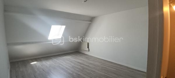 Dans une petite résidence trés bien entretenue et sans travaux, proche de toutes les commodités, venez découvrir ce trés beau duplex de 68m2 situé au deuxième et dernier étage.

Une belle entrée vous conduira à un beau salon spacieux orienté est et à sa cuisine équipée et aménagée; l'appartement donnant sur la cour de la résidence, vous serez au calme. 
Au même niveau vous trouverez une salle de bain avec baignoire et des wc indépendants.
A l'étage  deux belles chambres vous attendent pour des nuits au calme.
Vous pourrez garer votre voiture dans un box fermé au sein de la résidence.
L'appartement est en trés bon état et ne nécessite aucun travaux.
La résidence est trés bien sécurisée avec digicode et interphone. Aucun travaux de copropriété.
Le plus, un syndic bénévole.

L'emplacement du duplex est trés stratégique et vous procurera un quotidien au calme mais proche de toutes les commodités:
- gare de Tournan-en-Brie à 10mn à pieds. Les ligne P et E vous mèneront à Paris en 30mn
- école élémentaire Odette Marteau à 4mn à pieds
- restaurants, commerces et administrations à proximité immédiate.

Ce duplex est fait pour vous; ne passez pas à côté et contactez-moi vite pour une visite!

Proposition d'aménagement intérieur suggéré par l'IA.