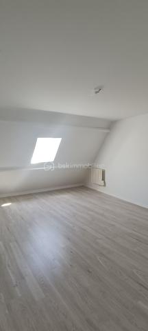 Dans une petite résidence trés bien entretenue et sans travaux, proche de toutes les commodités, venez découvrir ce trés beau duplex de 68m2 situé au deuxième et dernier étage.

Une belle entrée vous conduira à un beau salon spacieux orienté est et à sa cuisine équipée et aménagée; l'appartement donnant sur la cour de la résidence, vous serez au calme. 
Au même niveau vous trouverez une salle de bain avec baignoire et des wc indépendants.
A l'étage  deux belles chambres vous attendent pour des nuits au calme.
Vous pourrez garer votre voiture dans un box fermé au sein de la résidence.
L'appartement est en trés bon état et ne nécessite aucun travaux.
La résidence est trés bien sécurisée avec digicode et interphone. Aucun travaux de copropriété.
Le plus, un syndic bénévole.

L'emplacement du duplex est trés stratégique et vous procurera un quotidien au calme mais proche de toutes les commodités:
- gare de Tournan-en-Brie à 10mn à pieds. Les ligne P et E vous mèneront à Paris en 30mn
- école élémentaire Odette Marteau à 4mn à pieds
- restaurants, commerces et administrations à proximité immédiate.

Ce duplex est fait pour vous; ne passez pas à côté et contactez-moi vite pour une visite!

Proposition d'aménagement intérieur suggéré par l'IA.