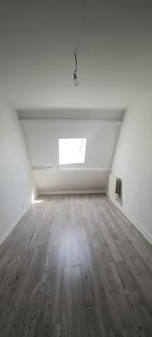 Dans une petite résidence trés bien entretenue et sans travaux, proche de toutes les commodités, venez découvrir ce trés beau duplex de 68m2 situé au deuxième et dernier étage.

Une belle entrée vous conduira à un beau salon spacieux orienté est et à sa cuisine équipée et aménagée; l'appartement donnant sur la cour de la résidence, vous serez au calme. 
Au même niveau vous trouverez une salle de bain avec baignoire et des wc indépendants.
A l'étage  deux belles chambres vous attendent pour des nuits au calme.
Vous pourrez garer votre voiture dans un box fermé au sein de la résidence.
L'appartement est en trés bon état et ne nécessite aucun travaux.
La résidence est trés bien sécurisée avec digicode et interphone. Aucun travaux de copropriété.
Le plus, un syndic bénévole.

L'emplacement du duplex est trés stratégique et vous procurera un quotidien au calme mais proche de toutes les commodités:
- gare de Tournan-en-Brie à 10mn à pieds. Les ligne P et E vous mèneront à Paris en 30mn
- école élémentaire Odette Marteau à 4mn à pieds
- restaurants, commerces et administrations à proximité immédiate.

Ce duplex est fait pour vous; ne passez pas à côté et contactez-moi vite pour une visite!

Proposition d'aménagement intérieur suggéré par l'IA.