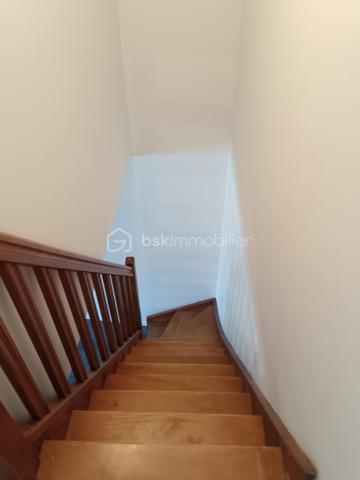 Dans une petite résidence trés bien entretenue et sans travaux, proche de toutes les commodités, venez découvrir ce trés beau duplex de 68m2 situé au deuxième et dernier étage.

Une belle entrée vous conduira à un beau salon spacieux orienté est et à sa cuisine équipée et aménagée; l'appartement donnant sur la cour de la résidence, vous serez au calme. 
Au même niveau vous trouverez une salle de bain avec baignoire et des wc indépendants.
A l'étage  deux belles chambres vous attendent pour des nuits au calme.
Vous pourrez garer votre voiture dans un box fermé au sein de la résidence.
L'appartement est en trés bon état et ne nécessite aucun travaux.
La résidence est trés bien sécurisée avec digicode et interphone. Aucun travaux de copropriété.
Le plus, un syndic bénévole.

L'emplacement du duplex est trés stratégique et vous procurera un quotidien au calme mais proche de toutes les commodités:
- gare de Tournan-en-Brie à 10mn à pieds. Les ligne P et E vous mèneront à Paris en 30mn
- école élémentaire Odette Marteau à 4mn à pieds
- restaurants, commerces et administrations à proximité immédiate.

Ce duplex est fait pour vous; ne passez pas à côté et contactez-moi vite pour une visite!

Proposition d'aménagement intérieur suggéré par l'IA.