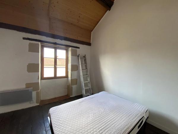 Maison avec espace pour un petit commerce à Bussière Poitevine