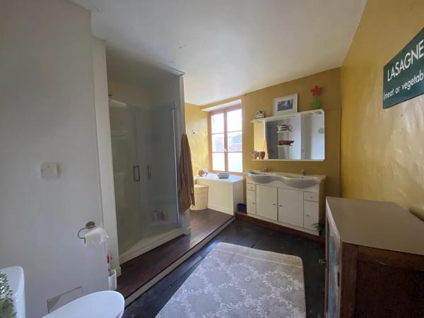 Maison avec espace pour un petit commerce à Bussière Poitevine