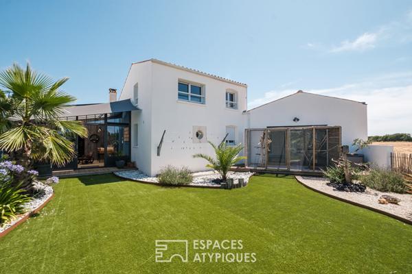 Familiale aux volumes généreux et sa piscine intérieure