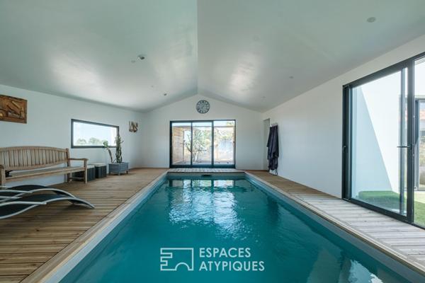 Familiale aux volumes généreux et sa piscine intérieure