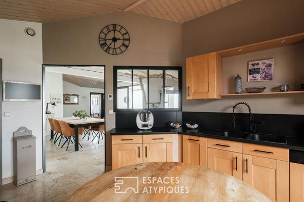 Familiale aux volumes généreux et sa piscine intérieure