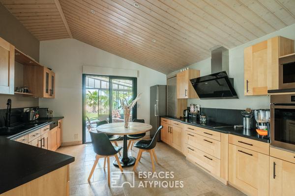 Familiale aux volumes généreux et sa piscine intérieure