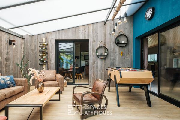 Familiale aux volumes généreux et sa piscine intérieure