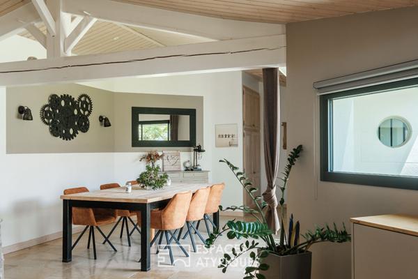 Familiale aux volumes généreux et sa piscine intérieure