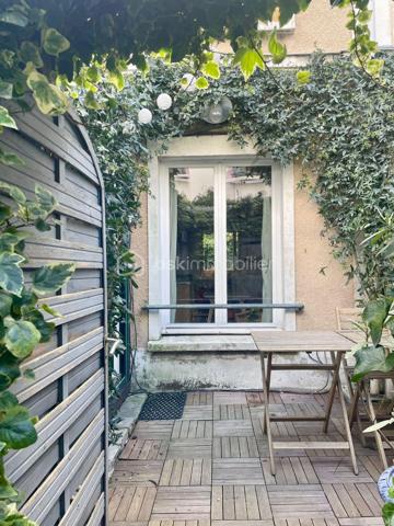 Située à Bagnolet, dans le secteur recherché de la Dhuys, découvrez cette charmante maison de ville offrant un cadre de vie agréable et chaleureux, à proximité de Paris, des commerces, des écoles et des transports.

La maison bénéficie d’une bonne desserte grâce à la proximité du métro Gallieni (ligne 3), du tramway T3b et de plusieurs lignes de bus, facilitant les déplacements vers Paris et les communes environnantes.

Dès votre arrivée, vous serez séduit par un espace extérieur intimiste qui mène à une agréable véranda lumineuse, véritable pièce de transition entre l’extérieur et l’intérieur de la maison.

Vous découvrirez ensuite un beau séjour avec cuisine ouverte, formant un espace de vie convivial et chaleureux. La décoration soignée, les volumes et les couleurs donnent à l’ensemble une atmosphère cosy, idéale pour partager des moments en famille ou entre amis.

À l’étage, la maison dispose d’une chambre confortable ainsi que d’une seconde pièce actuellement aménagée en bureau, parfaitement adaptée au télétravail et pouvant également être utilisée comme chambre selon vos besoins.

Au dernier niveau, les combles offrent un espace supplémentaire à exploiter selon vos envies : chambre d’enfant, coin nuit, espace de jeux ou rangement.

✨ Une maison pleine de charme, à l’ambiance chaleureuse et idéalement située aux portes de Paris. Un bien rare sur le secteur, parfait pour un premier achat, un couple ou une petite famille à la recherche du confort d’une maison tout en restant proche de la capitale.