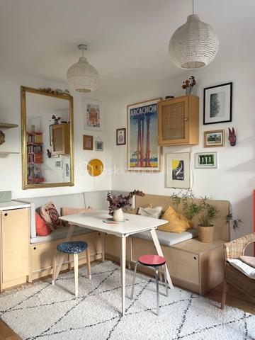 Située à Bagnolet, dans le secteur recherché de la Dhuys, découvrez cette charmante maison de ville offrant un cadre de vie agréable et chaleureux, à proximité de Paris, des commerces, des écoles et des transports.

La maison bénéficie d’une bonne desserte grâce à la proximité du métro Gallieni (ligne 3), du tramway T3b et de plusieurs lignes de bus, facilitant les déplacements vers Paris et les communes environnantes.

Dès votre arrivée, vous serez séduit par un espace extérieur intimiste qui mène à une agréable véranda lumineuse, véritable pièce de transition entre l’extérieur et l’intérieur de la maison.

Vous découvrirez ensuite un beau séjour avec cuisine ouverte, formant un espace de vie convivial et chaleureux. La décoration soignée, les volumes et les couleurs donnent à l’ensemble une atmosphère cosy, idéale pour partager des moments en famille ou entre amis.

À l’étage, la maison dispose d’une chambre confortable ainsi que d’une seconde pièce actuellement aménagée en bureau, parfaitement adaptée au télétravail et pouvant également être utilisée comme chambre selon vos besoins.

Au dernier niveau, les combles offrent un espace supplémentaire à exploiter selon vos envies : chambre d’enfant, coin nuit, espace de jeux ou rangement.

✨ Une maison pleine de charme, à l’ambiance chaleureuse et idéalement située aux portes de Paris. Un bien rare sur le secteur, parfait pour un premier achat, un couple ou une petite famille à la recherche du confort d’une maison tout en restant proche de la capitale.