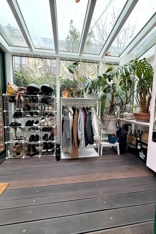 Située à Bagnolet, dans le secteur recherché de la Dhuys, découvrez cette charmante maison de ville offrant un cadre de vie agréable et chaleureux, à proximité de Paris, des commerces, des écoles et des transports.

La maison bénéficie d’une bonne desserte grâce à la proximité du métro Gallieni (ligne 3), du tramway T3b et de plusieurs lignes de bus, facilitant les déplacements vers Paris et les communes environnantes.

Dès votre arrivée, vous serez séduit par un espace extérieur intimiste qui mène à une agréable véranda lumineuse, véritable pièce de transition entre l’extérieur et l’intérieur de la maison.

Vous découvrirez ensuite un beau séjour avec cuisine ouverte, formant un espace de vie convivial et chaleureux. La décoration soignée, les volumes et les couleurs donnent à l’ensemble une atmosphère cosy, idéale pour partager des moments en famille ou entre amis.

À l’étage, la maison dispose d’une chambre confortable ainsi que d’une seconde pièce actuellement aménagée en bureau, parfaitement adaptée au télétravail et pouvant également être utilisée comme chambre selon vos besoins.

Au dernier niveau, les combles offrent un espace supplémentaire à exploiter selon vos envies : chambre d’enfant, coin nuit, espace de jeux ou rangement.

✨ Une maison pleine de charme, à l’ambiance chaleureuse et idéalement située aux portes de Paris. Un bien rare sur le secteur, parfait pour un premier achat, un couple ou une petite famille à la recherche du confort d’une maison tout en restant proche de la capitale.